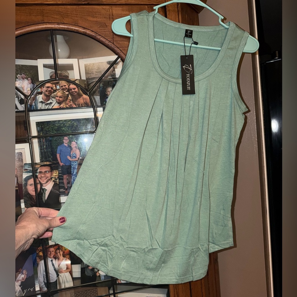 NEW NWT SMALL Women's Green Sleeveless Top.